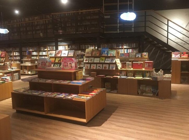 南京书店展柜购置案例